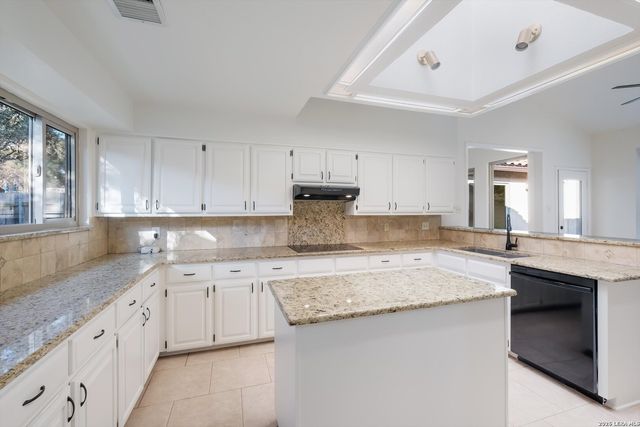 9226 Honey Creek Dr, San Antonio, TX 78230