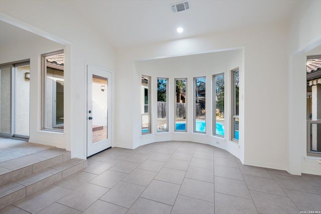 9226 Honey Creek Dr, San Antonio, TX 78230