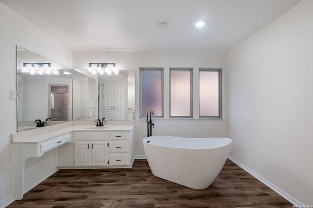 9226 Honey Creek Dr, San Antonio, TX 78230