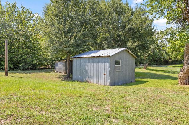 2105 Wayside Drive, Brenham, TX 77833