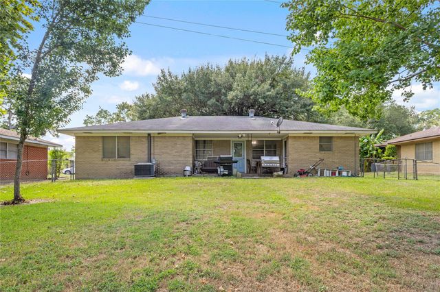 2105 Wayside Drive, Brenham, TX 77833