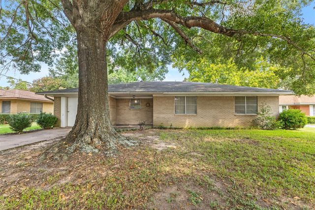 2105 Wayside Drive, Brenham, TX 77833