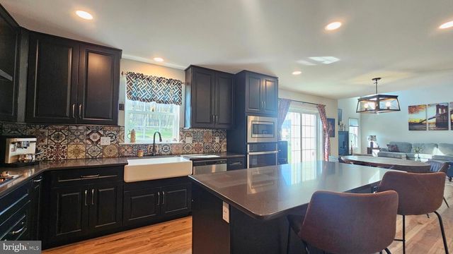 2645 LONGRIDGE DR, Hellertown, PA 18055