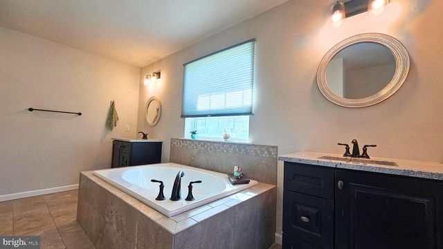 2645 LONGRIDGE DR, Hellertown, PA 18055
