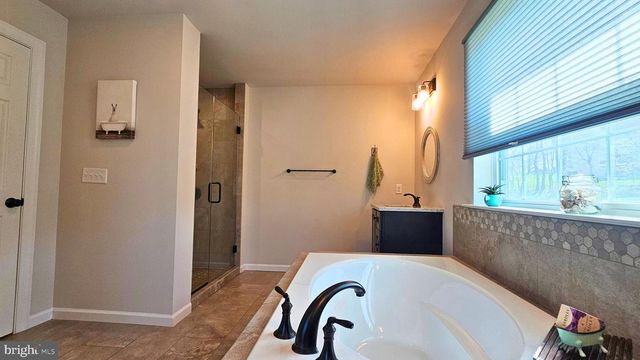 2645 LONGRIDGE DR, Hellertown, PA 18055