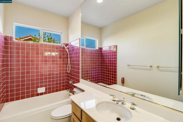 220 Valley Glen Ln, Martinez, CA 94553
