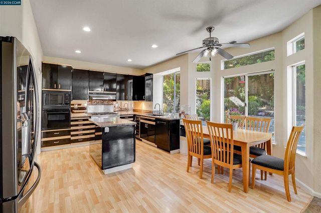 220 Valley Glen Ln, Martinez, CA 94553