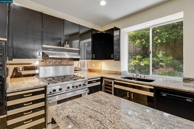 220 Valley Glen Ln, Martinez, CA 94553