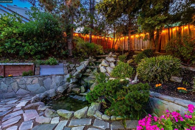 220 Valley Glen Ln, Martinez, CA 94553