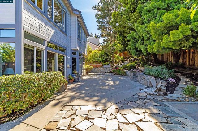 220 Valley Glen Ln, Martinez, CA 94553