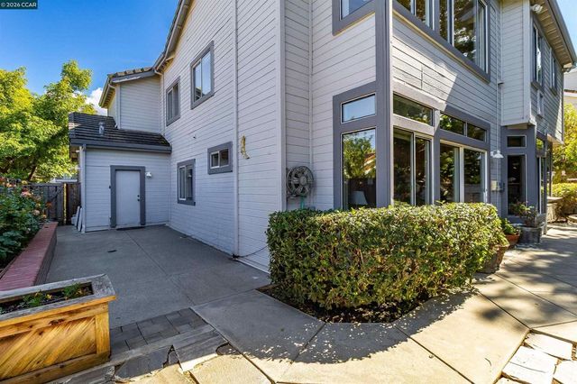 220 Valley Glen Ln, Martinez, CA 94553