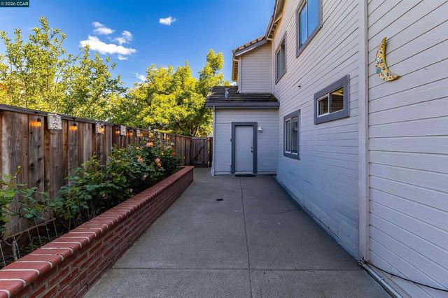 220 Valley Glen Ln, Martinez, CA 94553