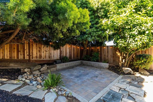 220 Valley Glen Ln, Martinez, CA 94553
