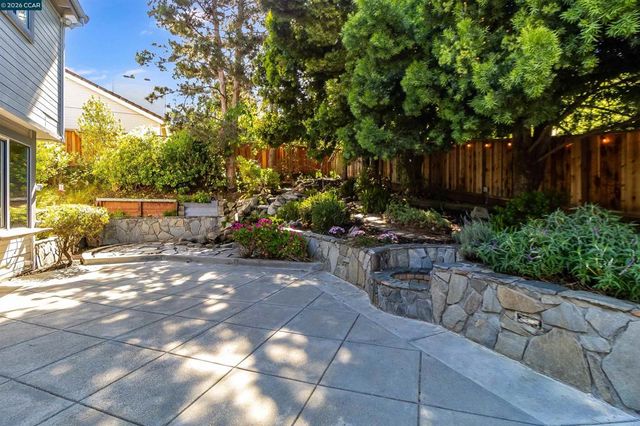 220 Valley Glen Ln, Martinez, CA 94553