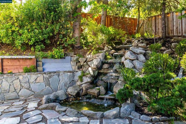 220 Valley Glen Ln, Martinez, CA 94553