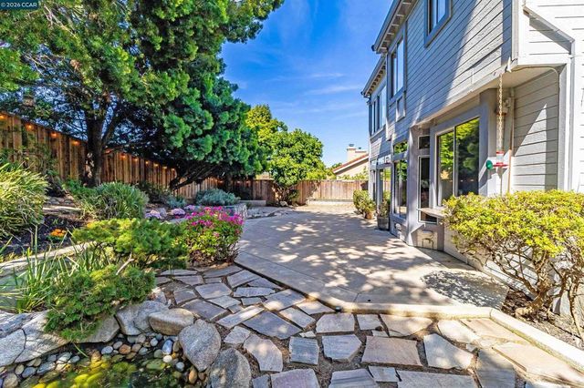 220 Valley Glen Ln, Martinez, CA 94553