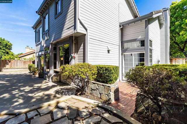 220 Valley Glen Ln, Martinez, CA 94553