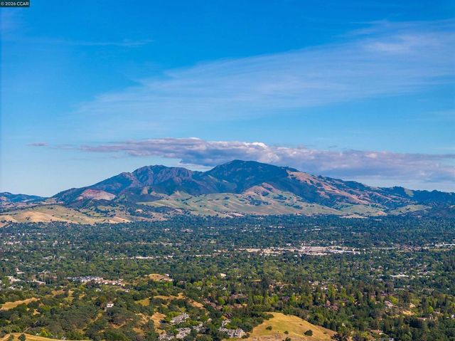 220 Valley Glen Ln, Martinez, CA 94553
