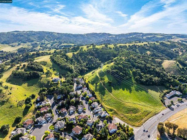 220 Valley Glen Ln, Martinez, CA 94553