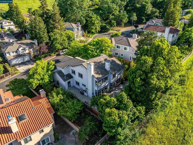 220 Valley Glen Ln, Martinez, CA 94553