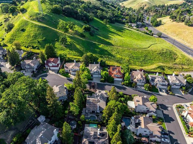 220 Valley Glen Ln, Martinez, CA 94553