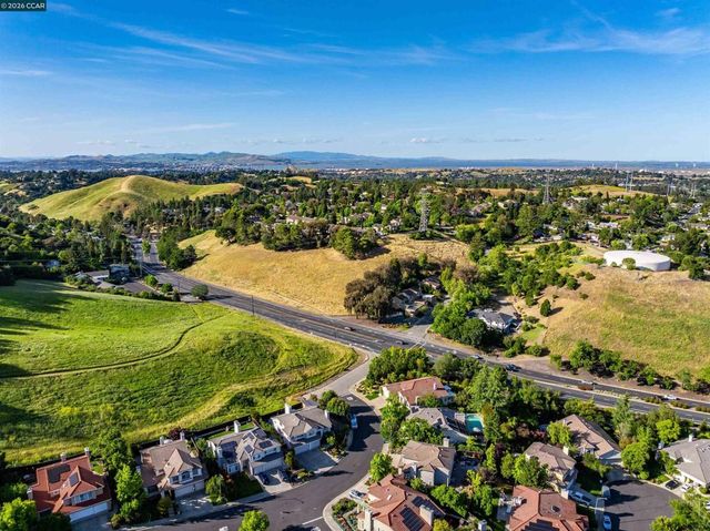 220 Valley Glen Ln, Martinez, CA 94553