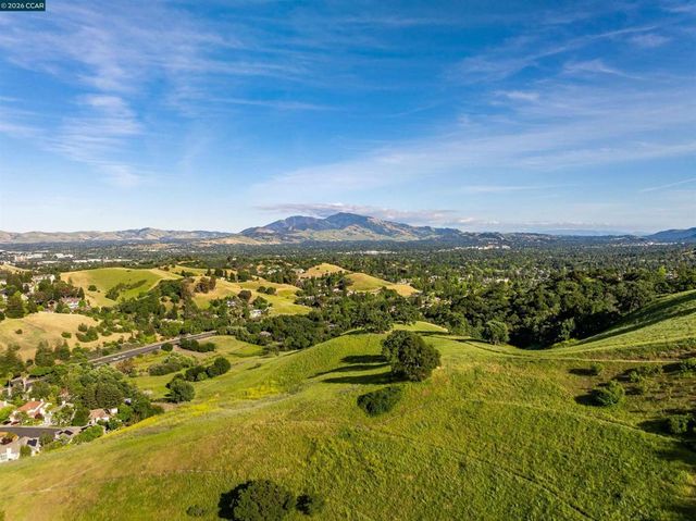 220 Valley Glen Ln, Martinez, CA 94553