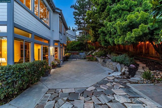 220 Valley Glen Ln, Martinez, CA 94553