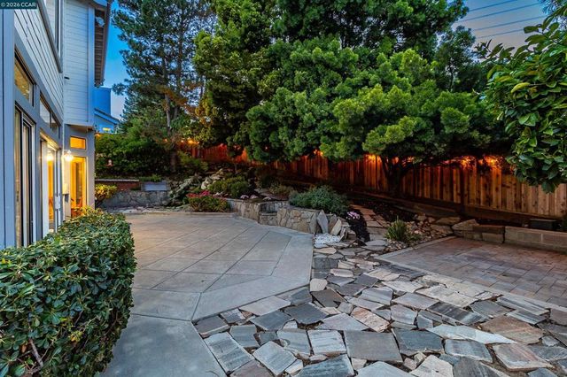 220 Valley Glen Ln, Martinez, CA 94553