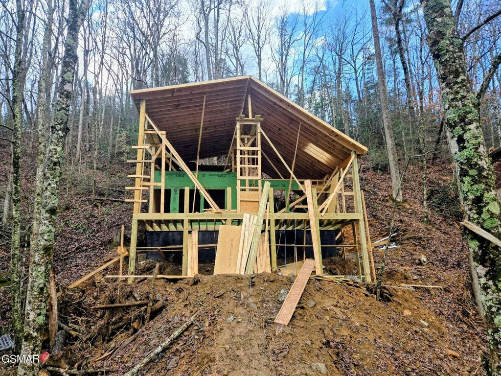 1424 School House Gap Road, Sevierville, TN 37876