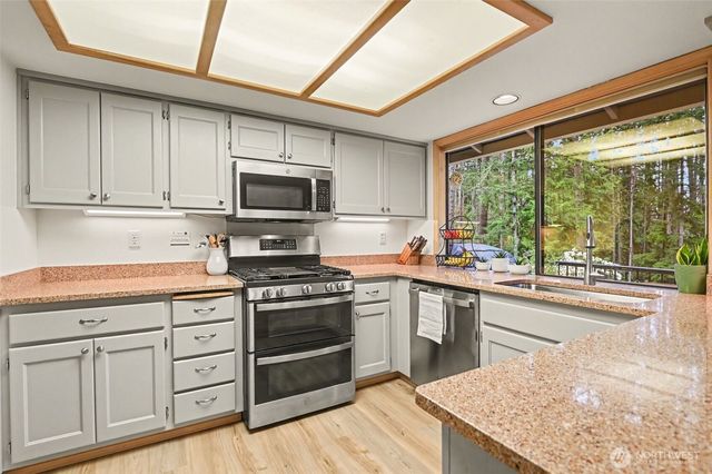 22934 SE 37th St, Sammamish, WA 98075