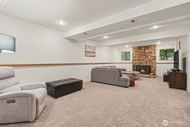22934 SE 37th St, Sammamish, WA 98075
