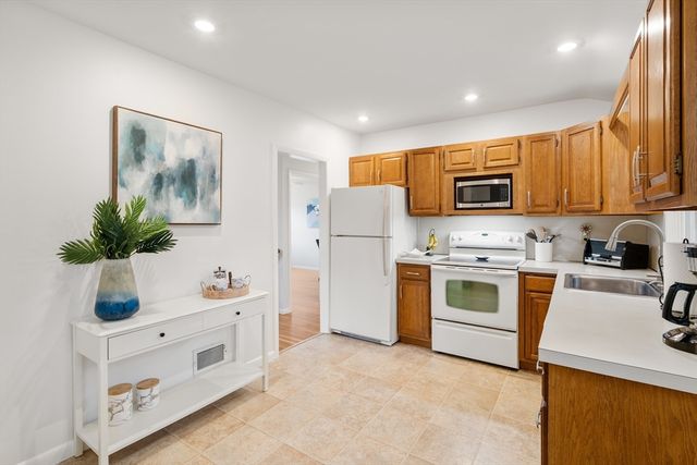 43 Lanewood Ave, Framingham, MA 01701