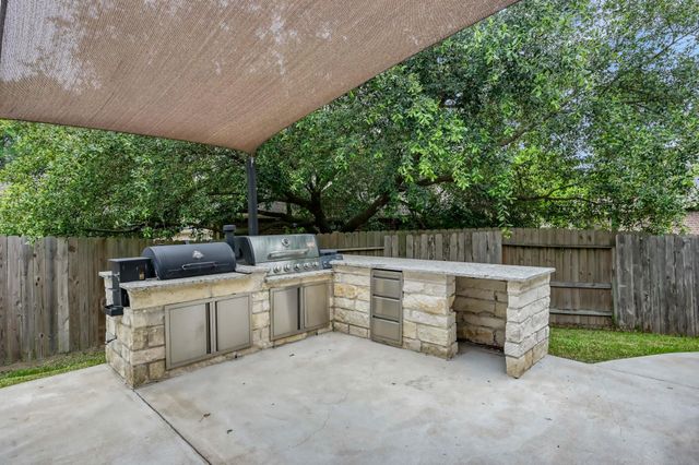 4 Logan Creek Lane, Conroe, TX 77304