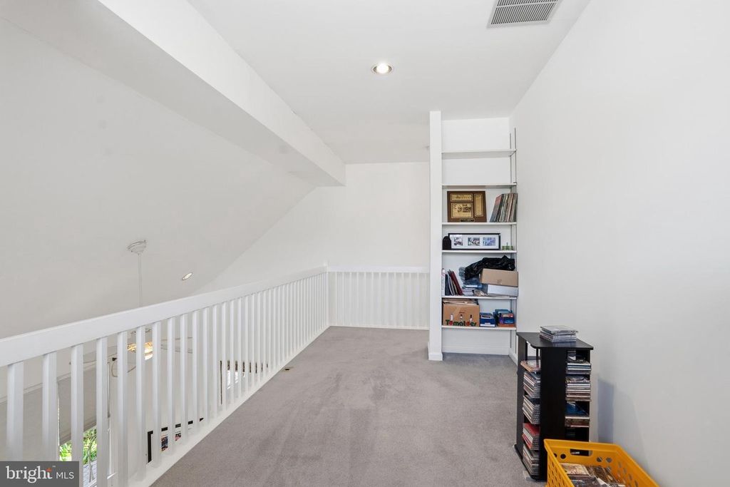 Image 22 of property listing at 29 STONE GATE CT, Baltimore, MD 21208