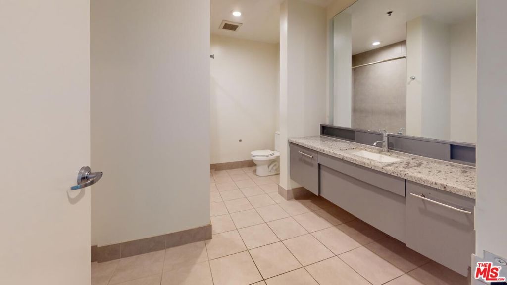 Image 16 of property listing at 1111 S Grand Avenue 1014, Los Angeles, CA 90015