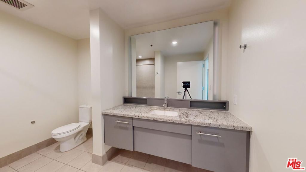 Image 17 of property listing at 1111 S Grand Avenue 1014, Los Angeles, CA 90015