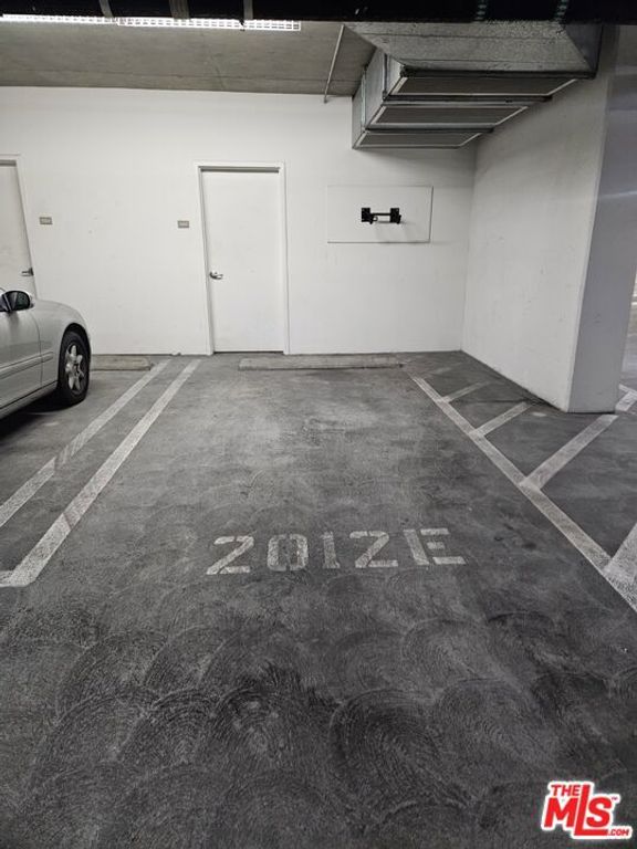 Image 24 of property listing at 1111 S Grand Avenue 1014, Los Angeles, CA 90015