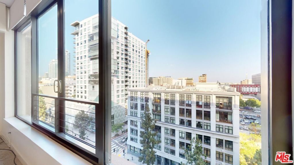 Image 25 of property listing at 1111 S Grand Avenue 1014, Los Angeles, CA 90015