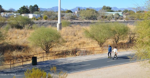 2040 E River Rd Unit 205, Tucson, AZ 85718