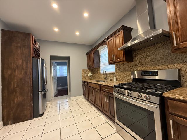 2133 W 71st Street W, Chicago, IL 60636