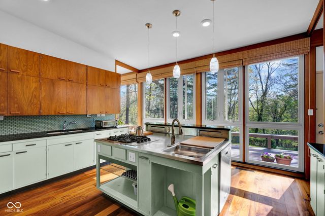 9806 Raintree Drive N, Columbus, IN 47201