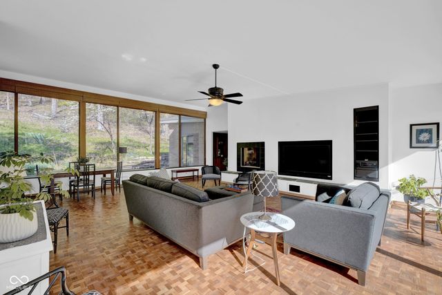 9806 Raintree Drive N, Columbus, IN 47201