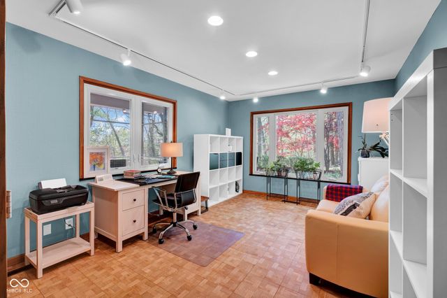 9806 Raintree Drive N, Columbus, IN 47201