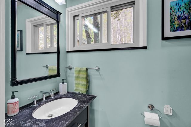 9806 Raintree Drive N, Columbus, IN 47201