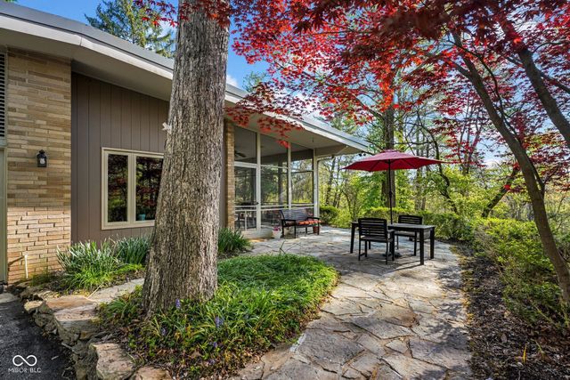 9806 Raintree Drive N, Columbus, IN 47201