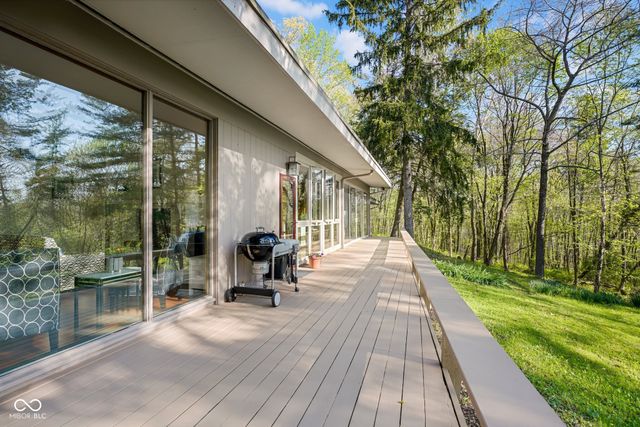 9806 Raintree Drive N, Columbus, IN 47201