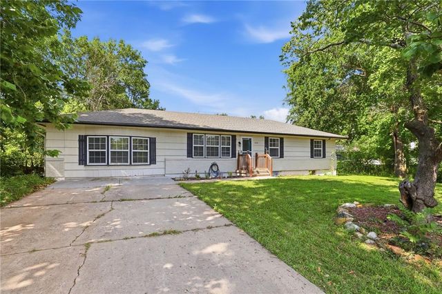 304 E South Street, Harrisonville, MO 64701