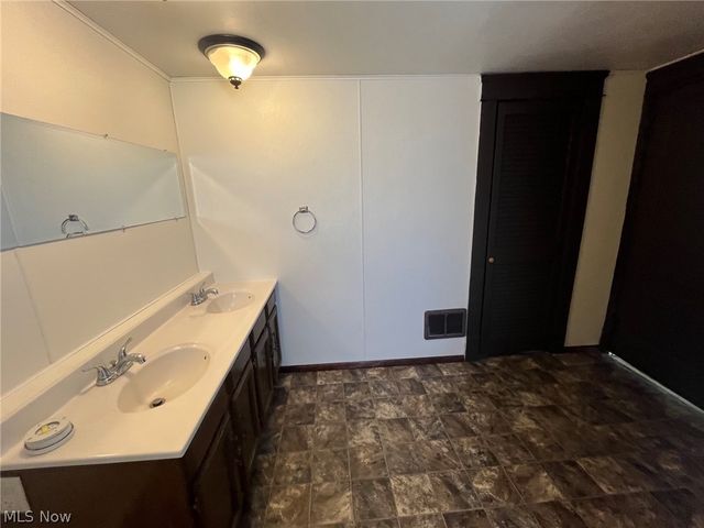 304 Lowell Avenue NE, Warren, OH 44483