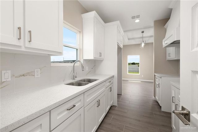 2610 Dichoso Avenue, Donna, TX 78537